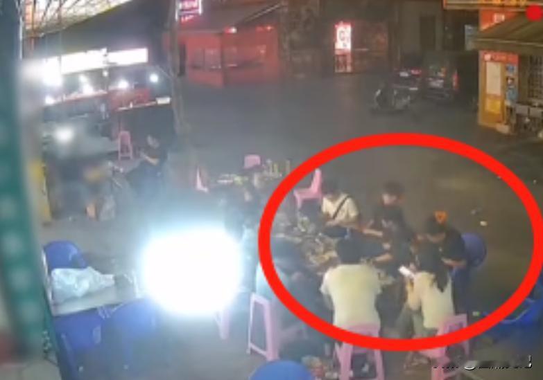 什么？正在吃烧烤的时候，从天而降一盆粪便？11个人无一例外，都“中奖”了。

深