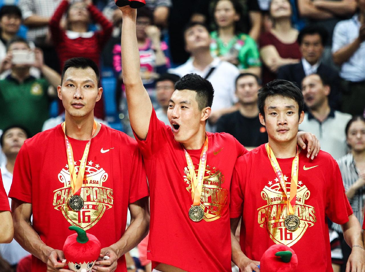 翟晓川发文回忆与丁彦雨航在一起的温馨岁月，说一直期待与你再次同场竞技，现在知你退