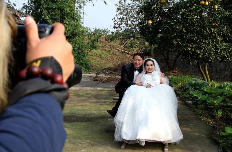 心中有我
心中有我情义长，
不要彩礼不讲房。
两厢情愿同拼搏，
白头皆老育儿郎。