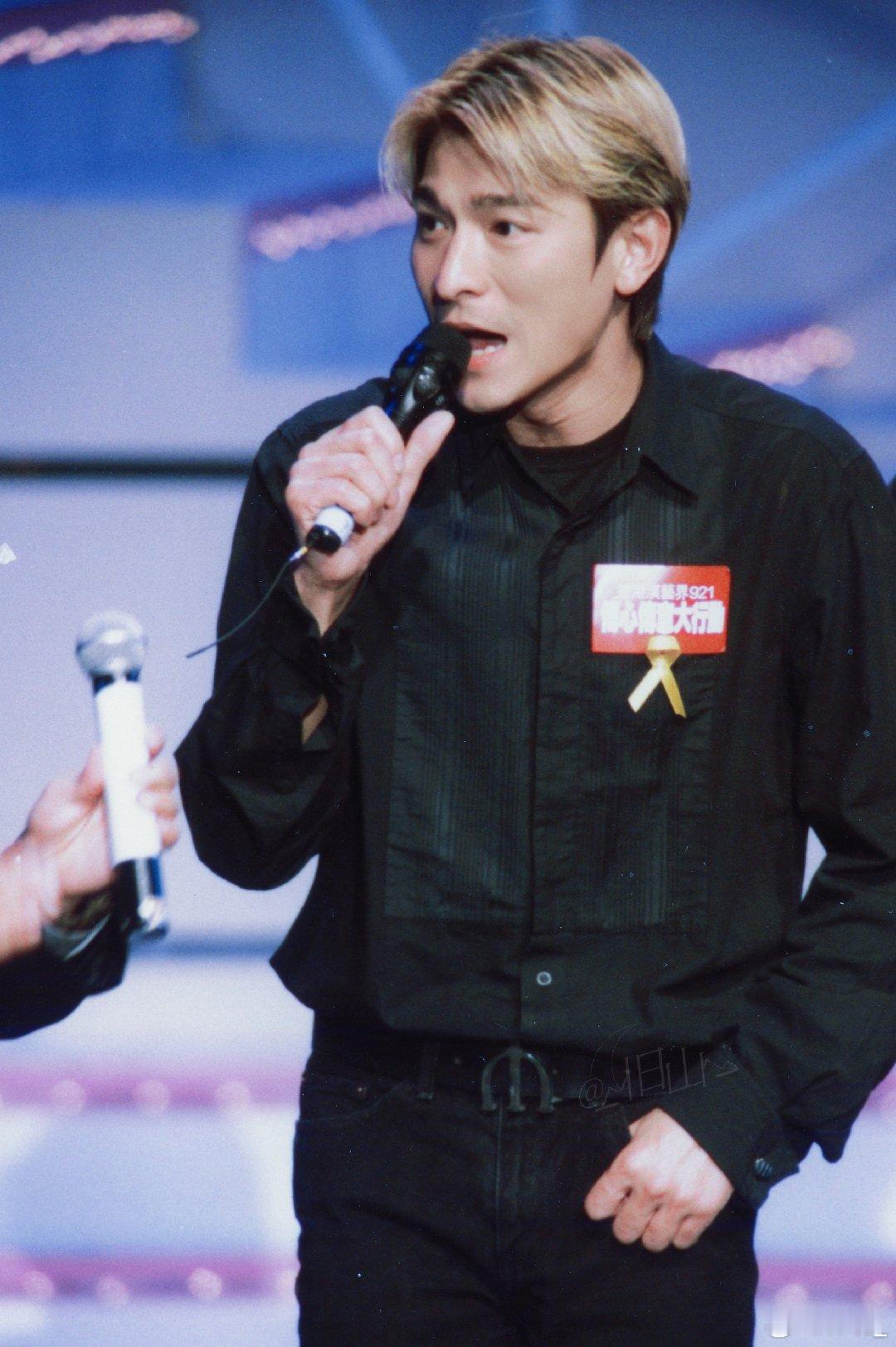 内娱还在靠上世纪末的老人撑着 看着舞台上的熟悉面孔，不禁自问：“新一代的喜剧人才