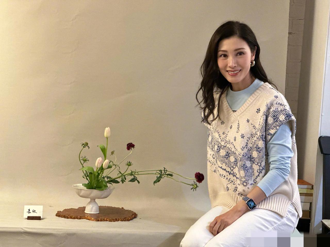 香港女神级美女李嘉欣晒近照，53岁美丽如初。撞色印花针织马甲搭配白色紧身裤，简约
