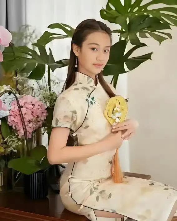 甜馨12岁了,长大好像爸爸啊！已经是一个亭亭玉立的大姑娘了 ​ ​​​