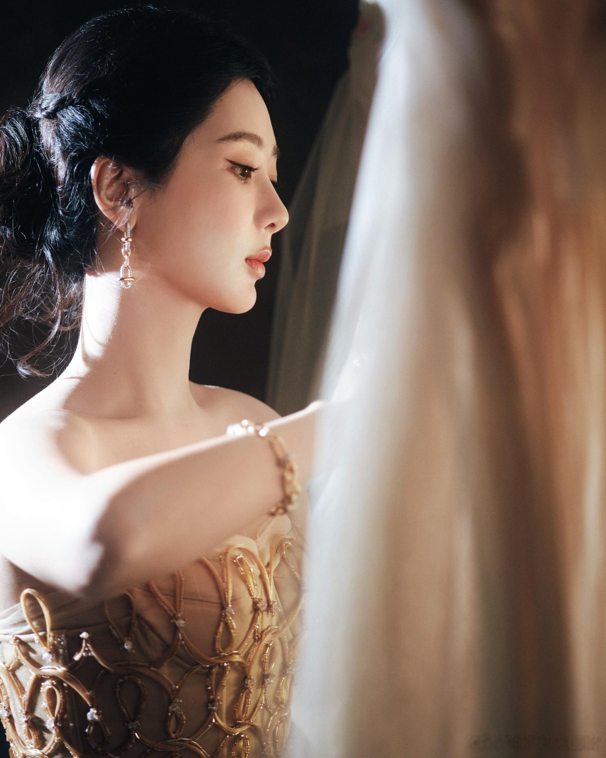 杨紫都瘦成啥样了从婴儿肥到棱角分明，杨紫的脸型变迁本就是成年女性自然骨相变化，却