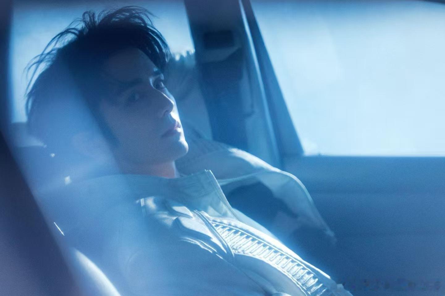 不想上班想上张新成的车 假期最后一晚emo到一半，刷到张新成这身白皮衣配老爷车，