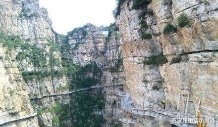 【吓尿了！河北白石山玻璃栈道悬空1900米！】这是国内最长最宽悬空玻璃栈道！位于