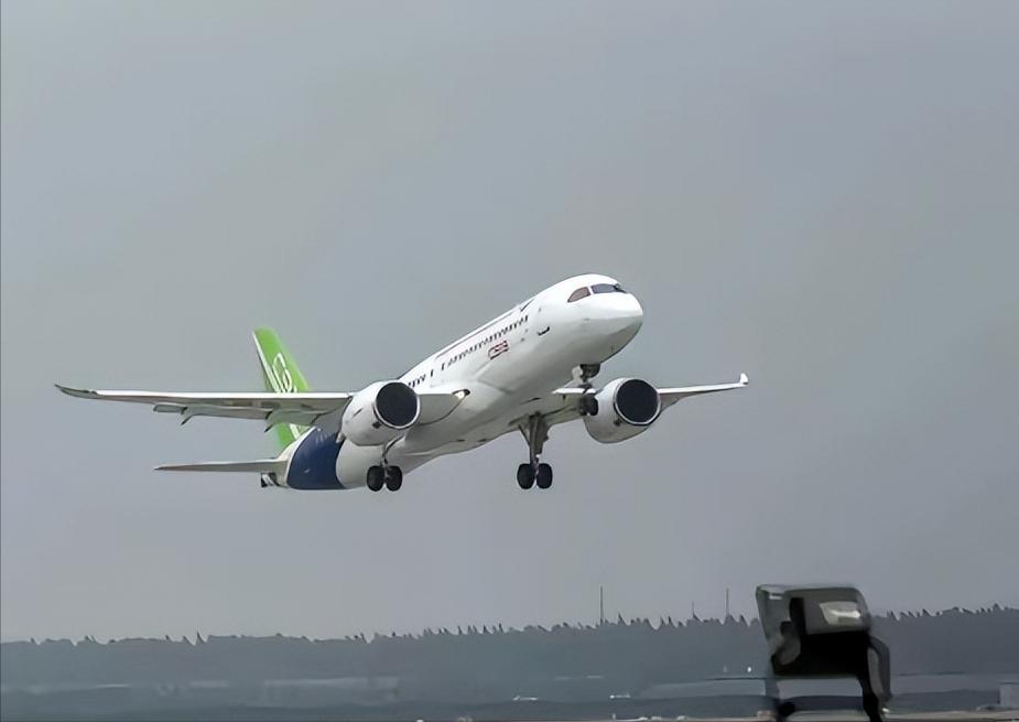 以牙还牙！
欧美故意不给中国C919发适航证，就是想卡住国产大飞机的脖子。我们也