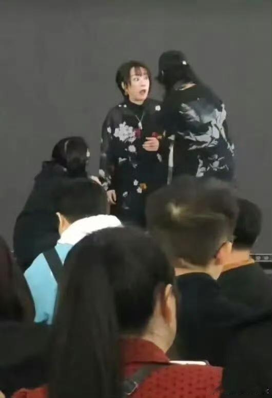 昨天日本歌手大槻真希上海演唱会，唱到一半，麦被掐了，演出中止。大槻真希一脸震惊，