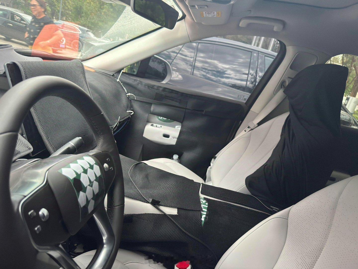 厉害的网友发来，据说是零跑全尺寸 SUV D19 的内饰。大家车新闻零跑 ​​​
