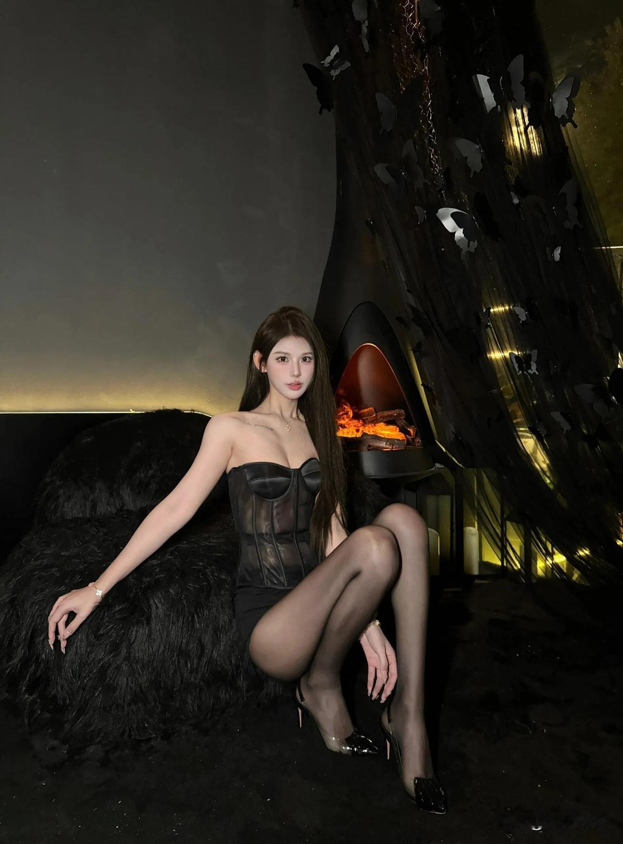 性感丝袜围身坐，玉体玲珑似美人#美娇娘美图分享# #女神图来袭# #分享美少女倩