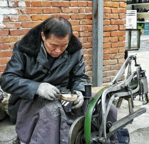 太荒唐了！5月7日红星新闻报道，山东平度男子找摆摊老人修整腰带，老人失手弄丢零件