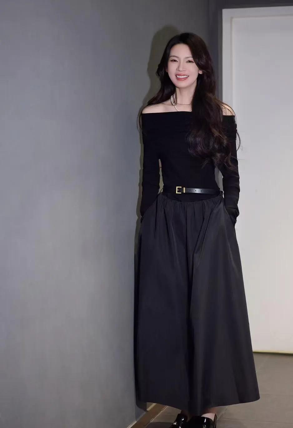 陈瑶的清冷感，真的独一份！🥀
这组全黑私服太杀了，一字肩上衣勾勒出绝美的肩颈线