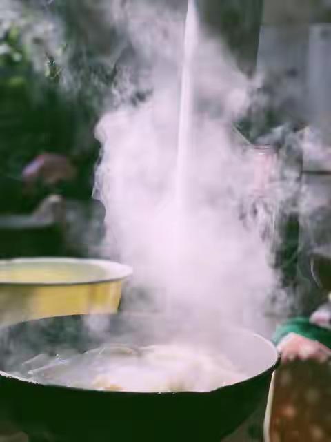 这种幸福感源于心理归属权的确认。在快节奏的城市丛林里，每个人都像是一座孤岛，而“