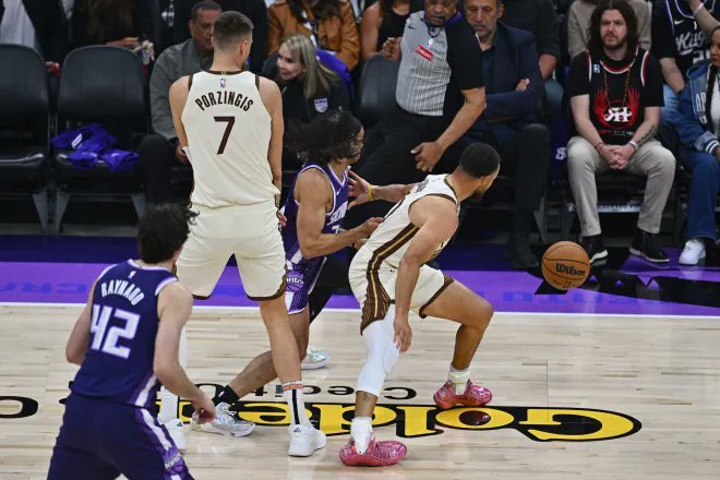 库里今天扭伤了脚踝 科尔的安排很合理 这场比赛赢球输球无关紧要所以最后时候也没有