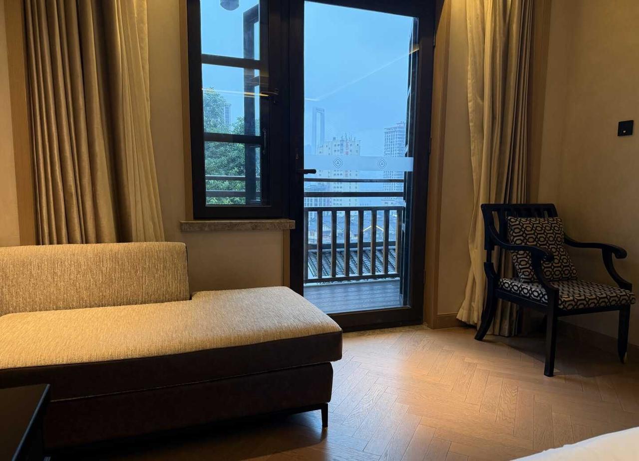 不飞就下雨，很难评
每次赶上休息日就下雨，专门想着出来逛逛结果啥都干不了。不过想