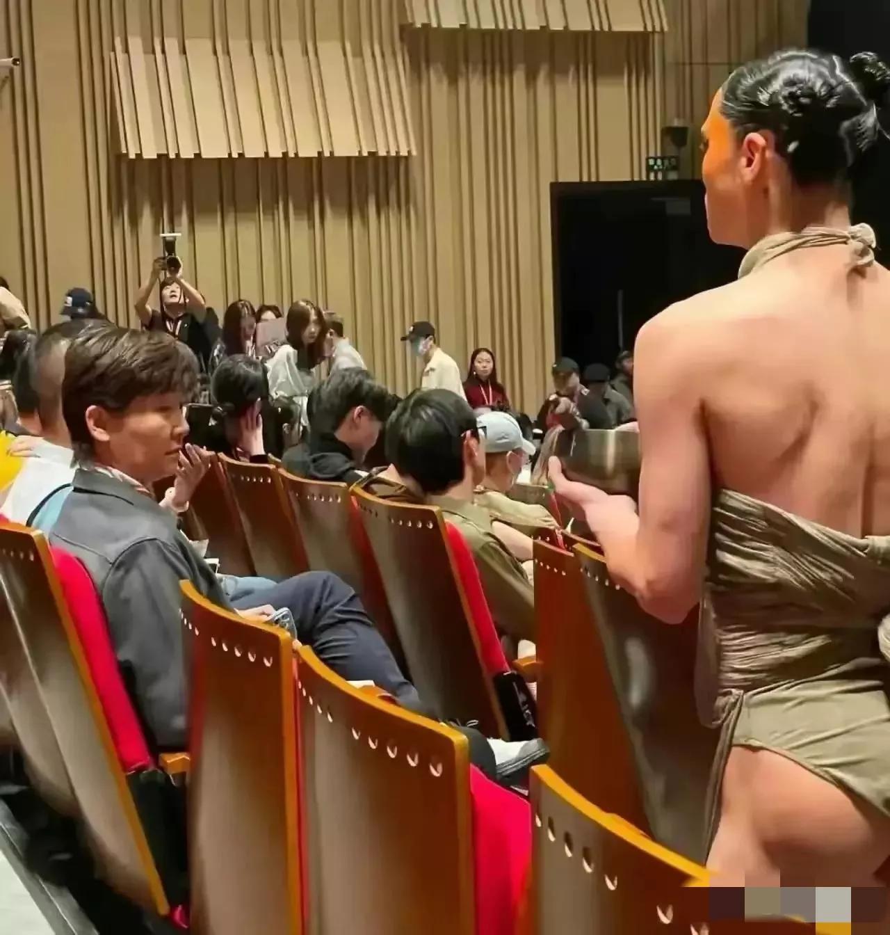 #好像是她啊#
果然是异性相吸啊，整场也只有她在侧目而视，目不转睛！和冯导一对比