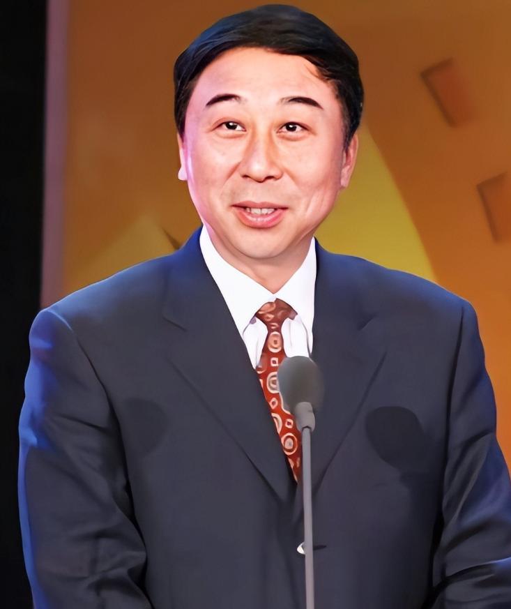 一天，冯巩带两个徒弟去吃饭，一共225元，可是结帐时却没人出声，冯巩只好对服务员