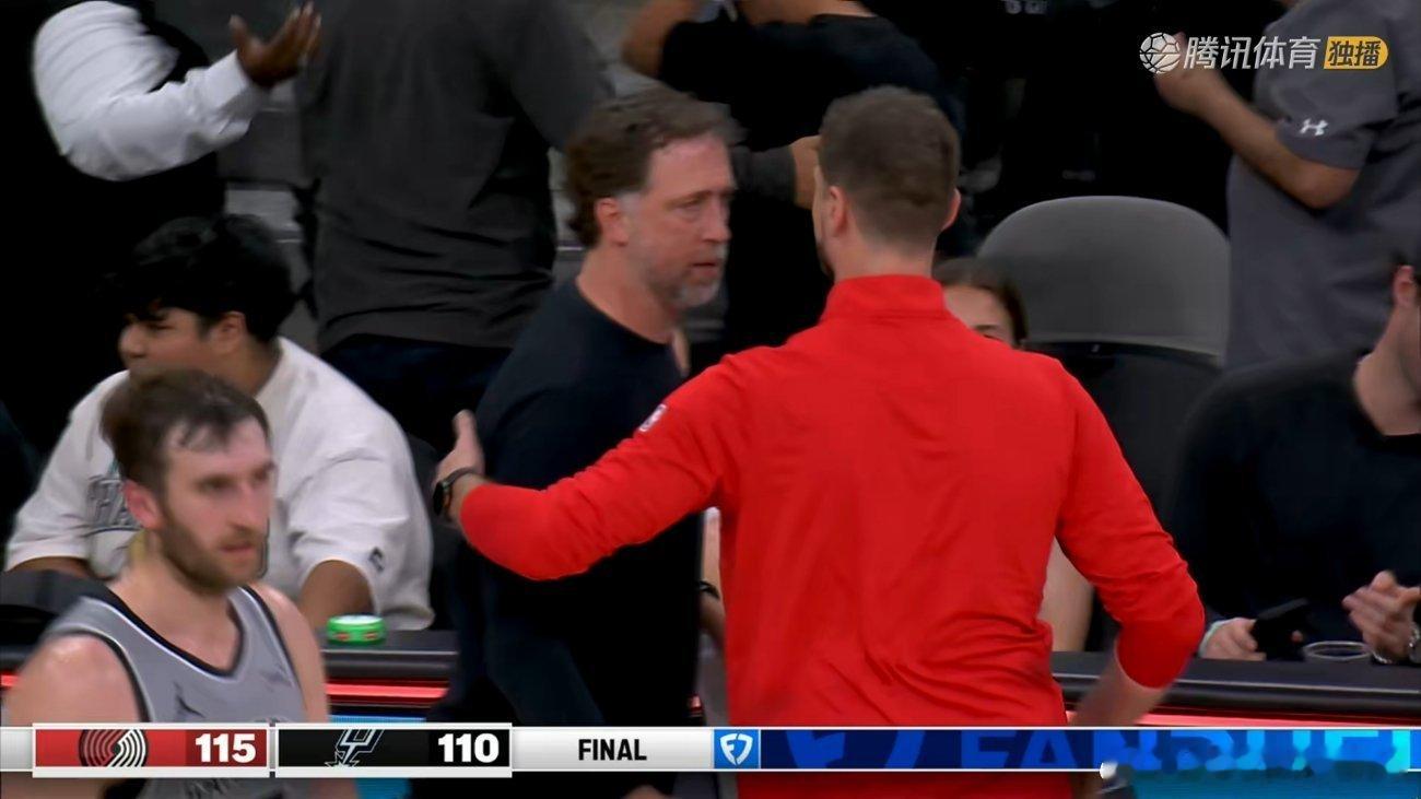 开拓者客场115-110战胜马刺，排名反超灰熊升至西部第9！开拓者三人20+，阿