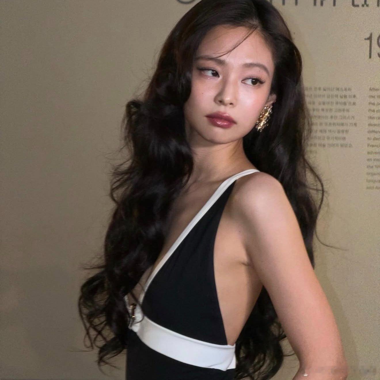 Jennie与ROSÉ是史上仅有的两位拿下美国流行电台榜冠军单曲的K-pop独唱