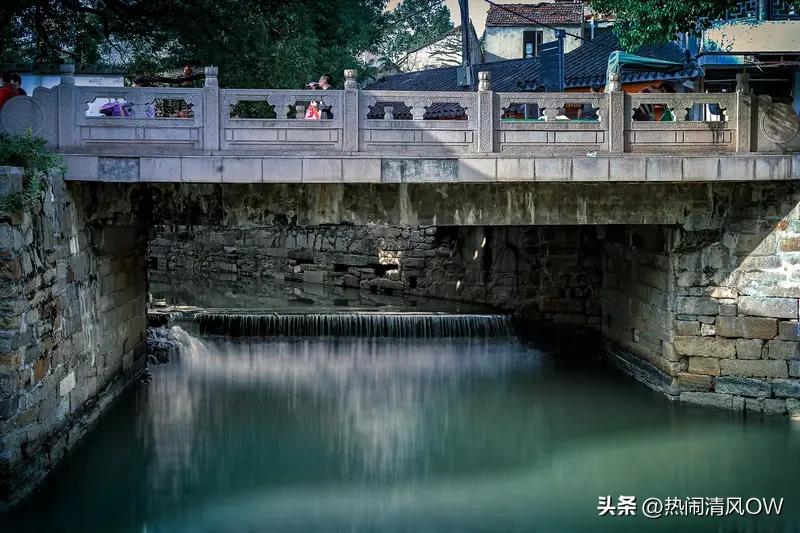 “桥下有水水逗水，路上有车车撵车”，这联太妙啦！上联把桥下流水那种灵动活泼展现得