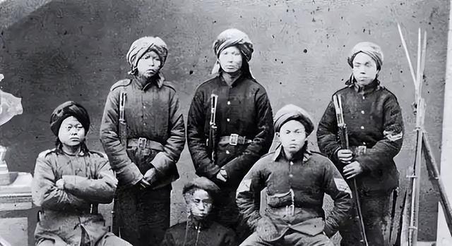 古人认为裸女组成的“阴门阵”可以对抗火炮，最早使用的是明朝的杨应龙叛乱，叛军逼迫