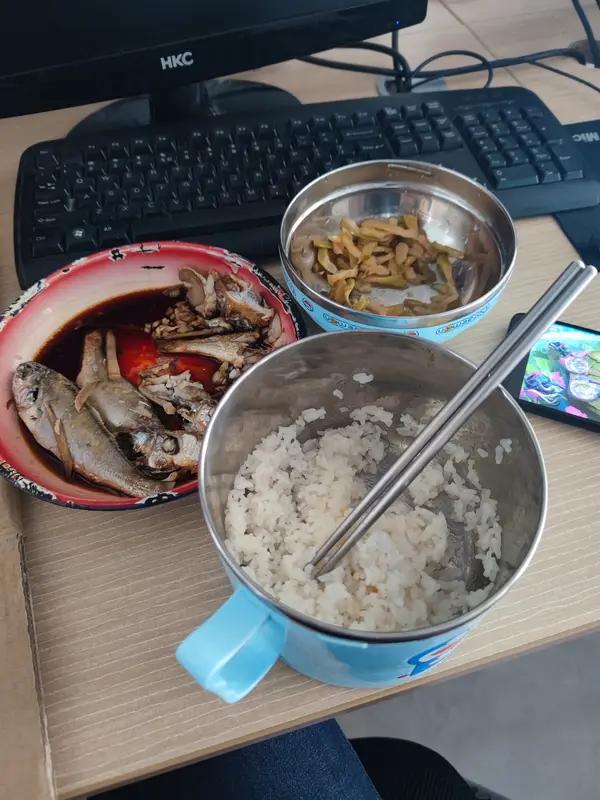 人可不可以一天只吃两顿饭，这得看情况。从营养角度，一天三顿规律饮食，荤素搭配，能