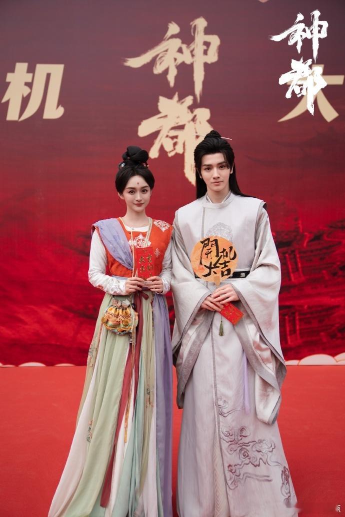何泓姗李菲新剧cp感 看何泓姗李菲如何在《神都》中利用他们的 cp 感，塑造出深