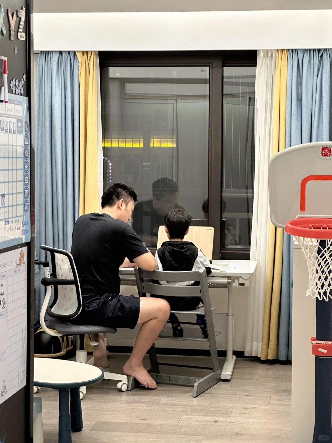 孩子上三年级了，最近学习压力大，成绩也直线下滑。我心急，就每天抓着辅导作业，稍微