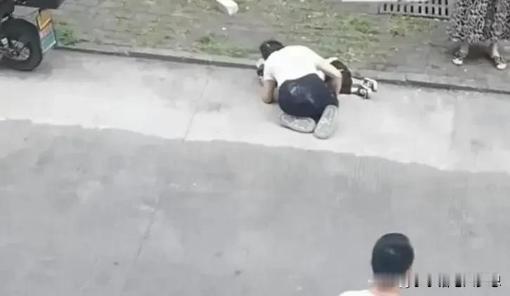 太惨了！5月20日，浙江台州，一位妈妈把小孩子独自留在家里，然后去超市买东西，孩