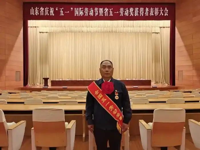37年守护铁路信号！匠心工人沈廷山，从普通学徒炼成大国铁路尖兵
 
沈廷山，男，