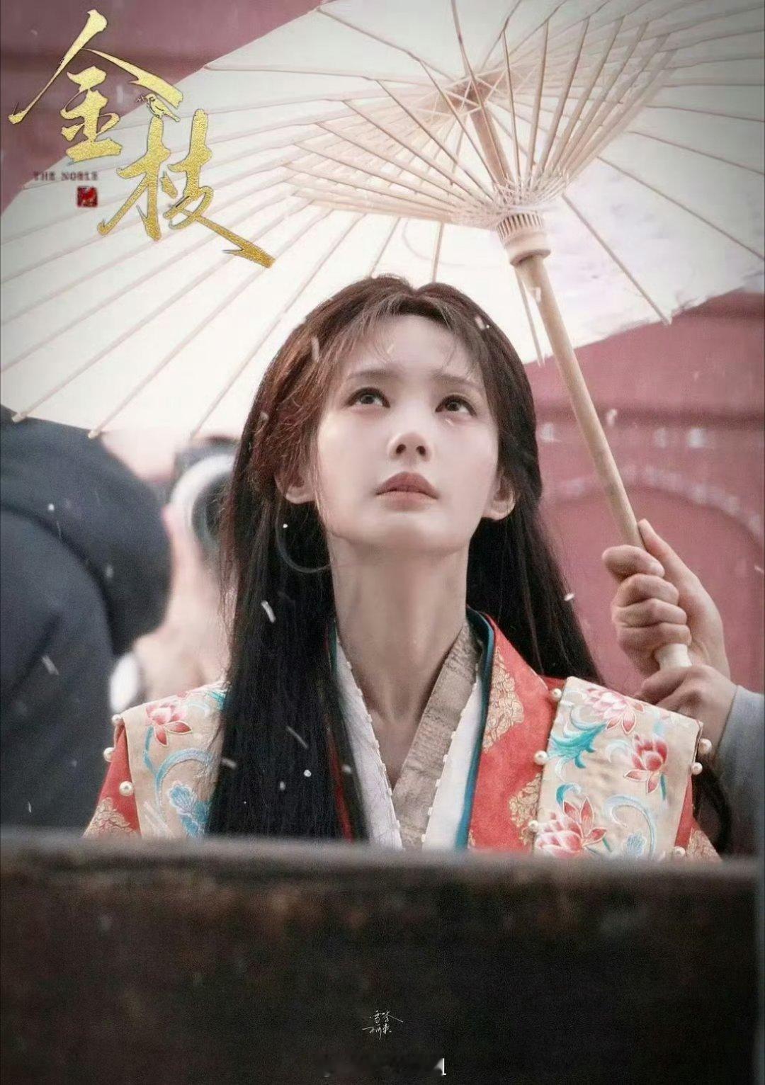 李一桐的新剧《金枝》的雪景路透图来了 ，还身穿着大红色婚服脸上带着伤，这美强惨的