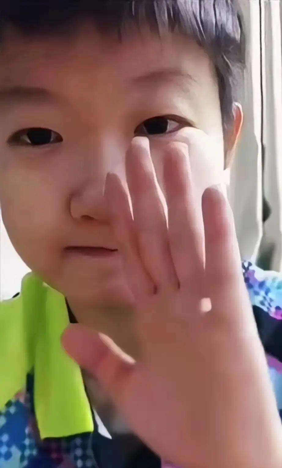 世界第一，突然停赛。
 
不是状态下滑，而是身体亮了红灯。
 
她连夜发视频，第