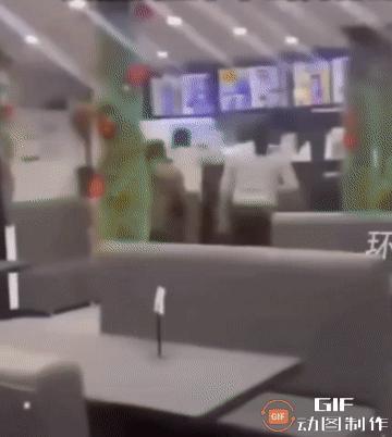 近日在英国一家餐厅里几个印度人看到菜单上有牛肉以后急了 ，感觉自己的信仰被亵渎了