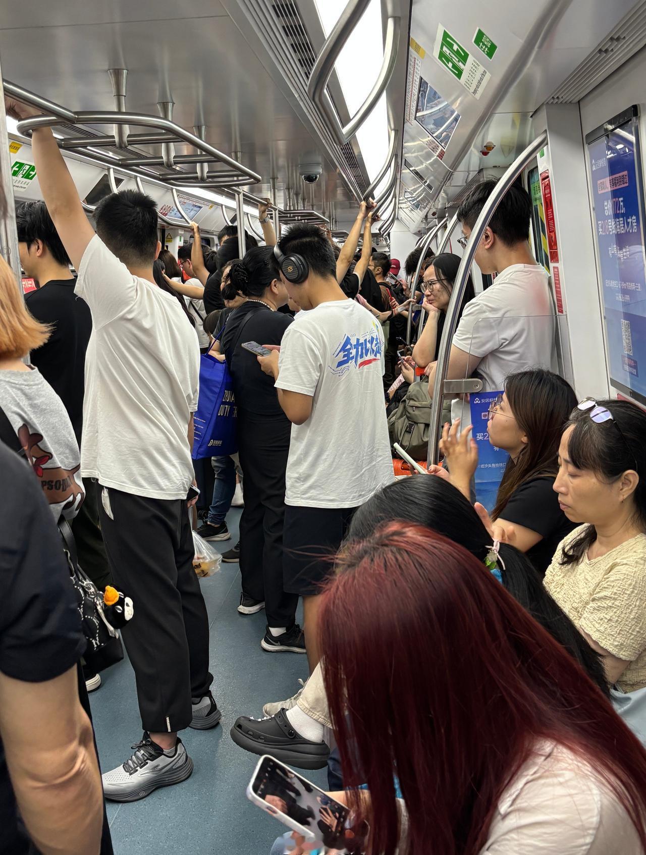 深圳：这个时候开往东部的8号地铁