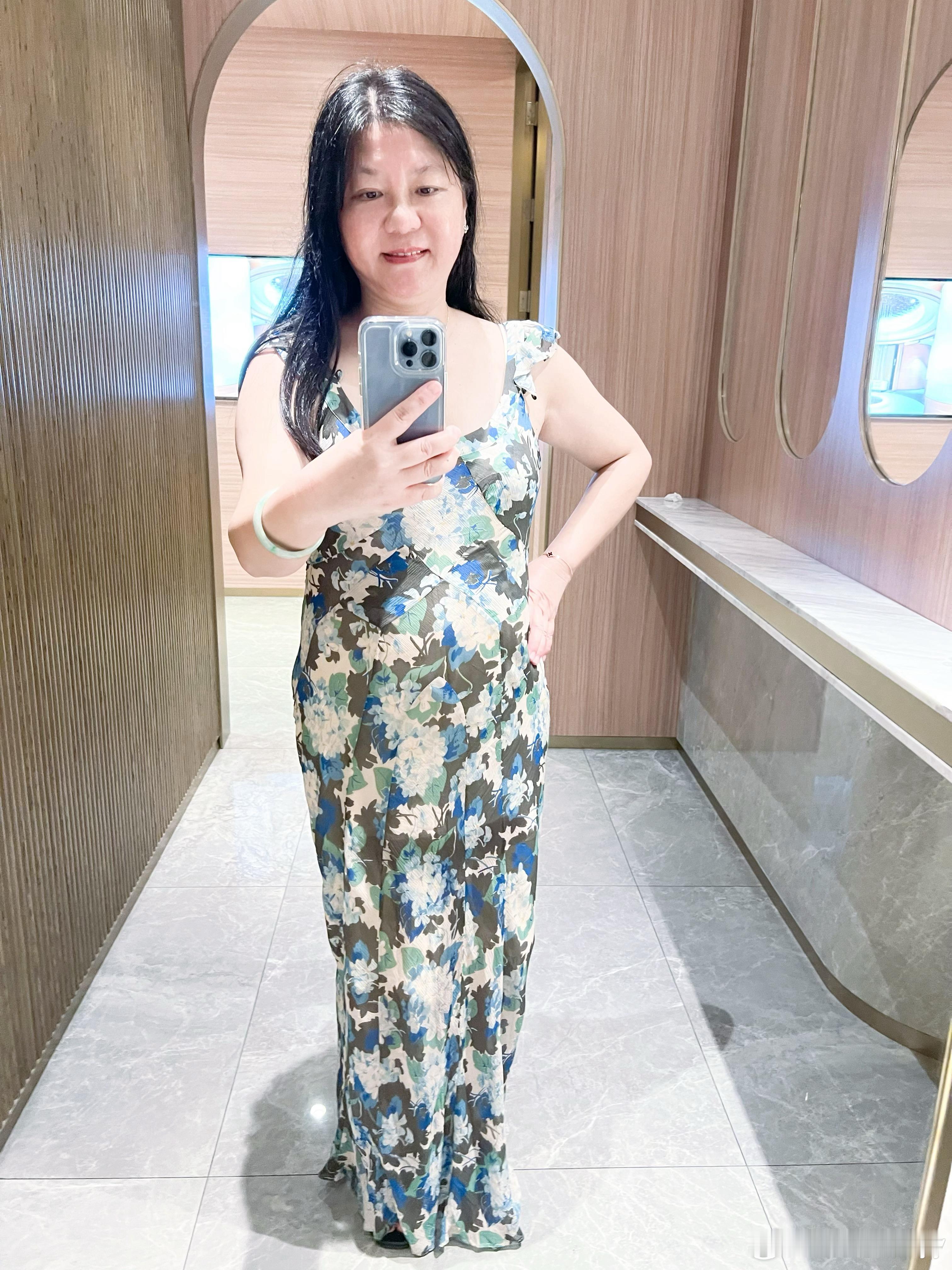 敏儿Jessyy连衣裙全身照，优雅时尚。优雅时尚穿搭今日美貌限定 ​​​
