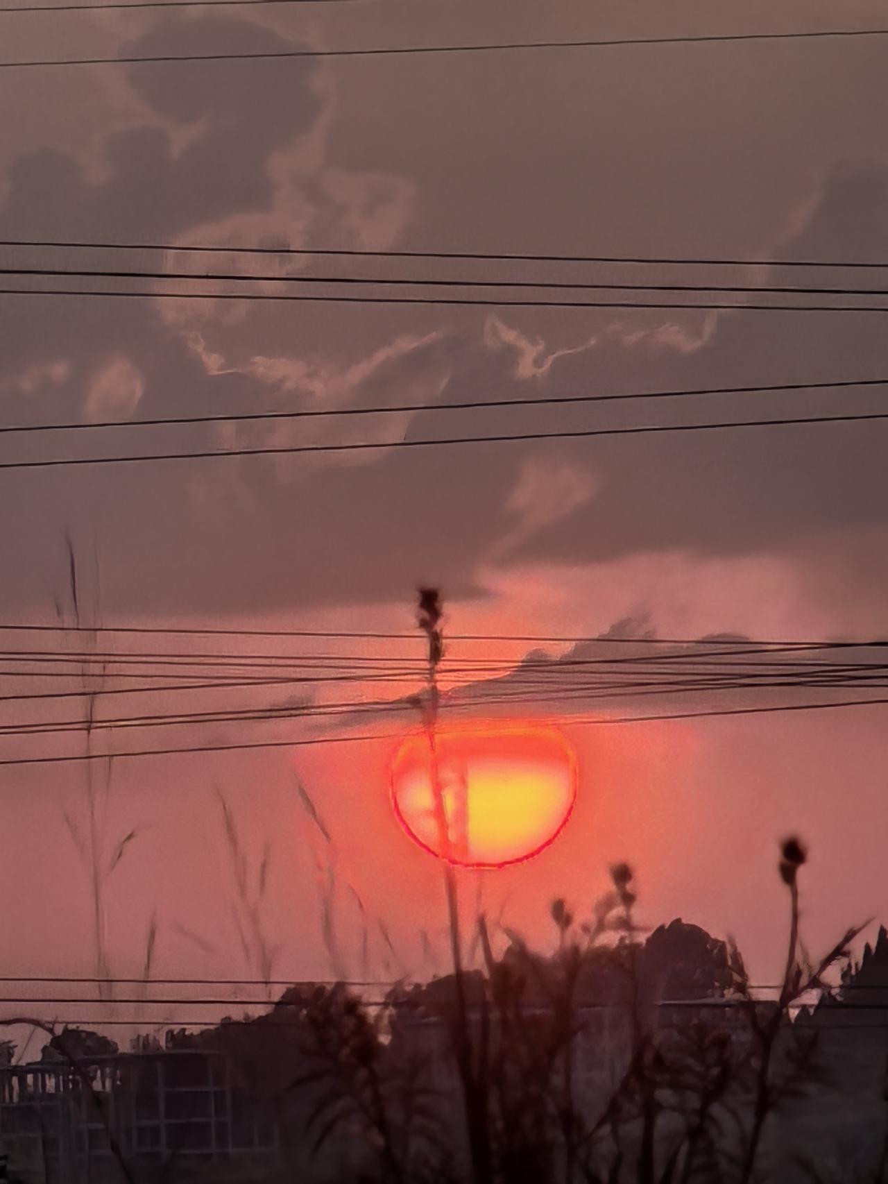 夕阳西下，云海翻腾，电塔剪影，静谧如画。