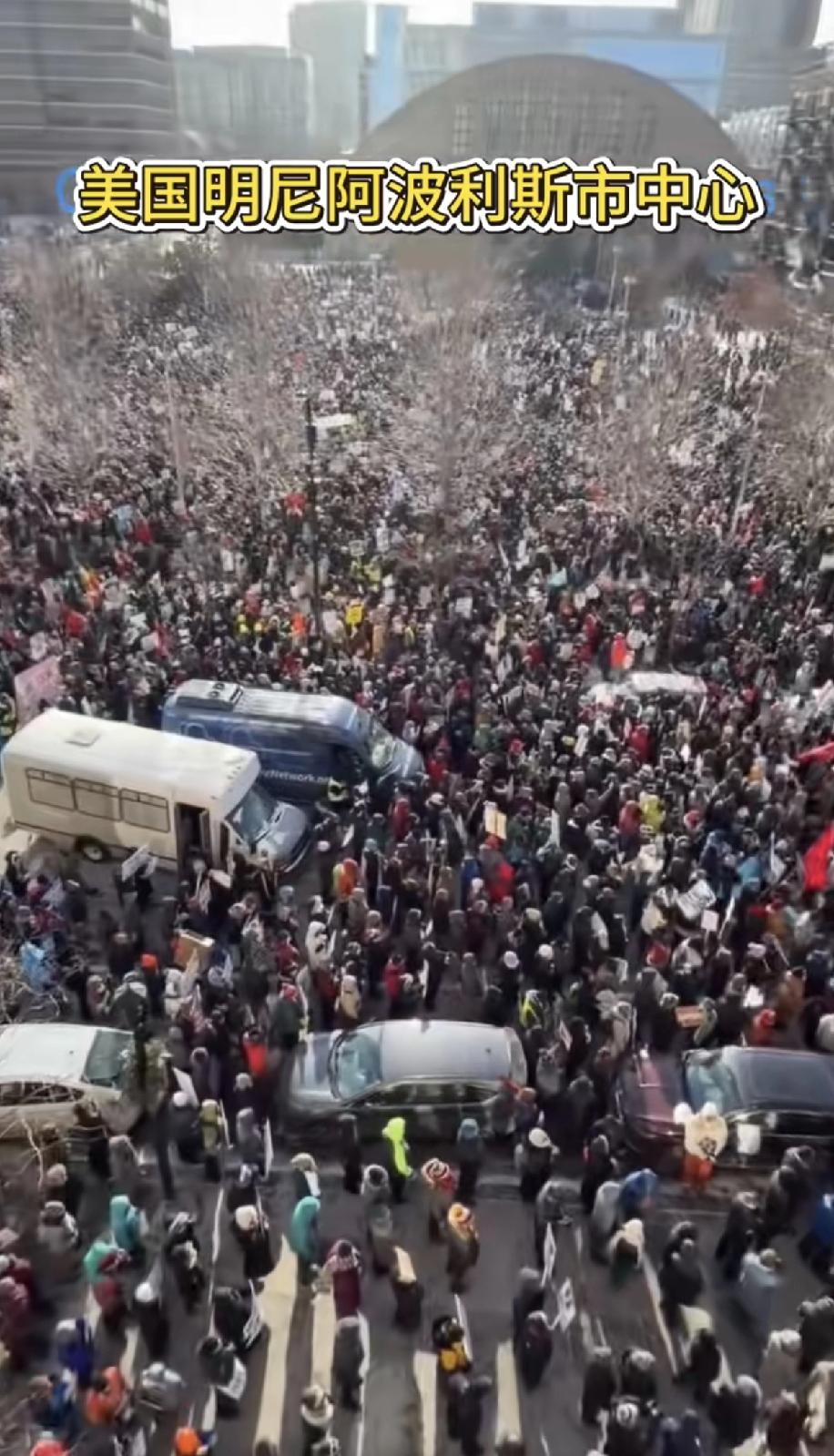 还是老美会玩，他们聚集在一起就为喊口号，听不懂说的是什么，猜大概是我们都是懦夫，