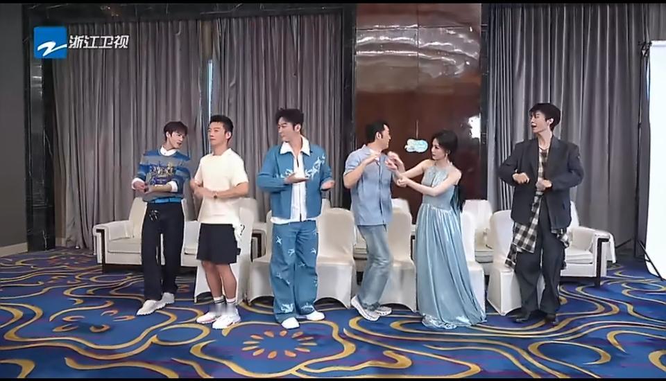 跑男发布会现场也太有综艺效果了！全员集体跳《误闯天家》手势舞，氛围感直接拉满。