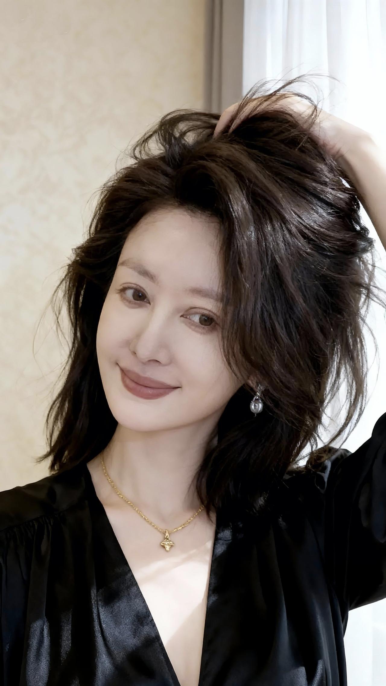 优雅黑丝绒连衣裙，精致项链点缀，散发迷人魅力！💃🏻✨