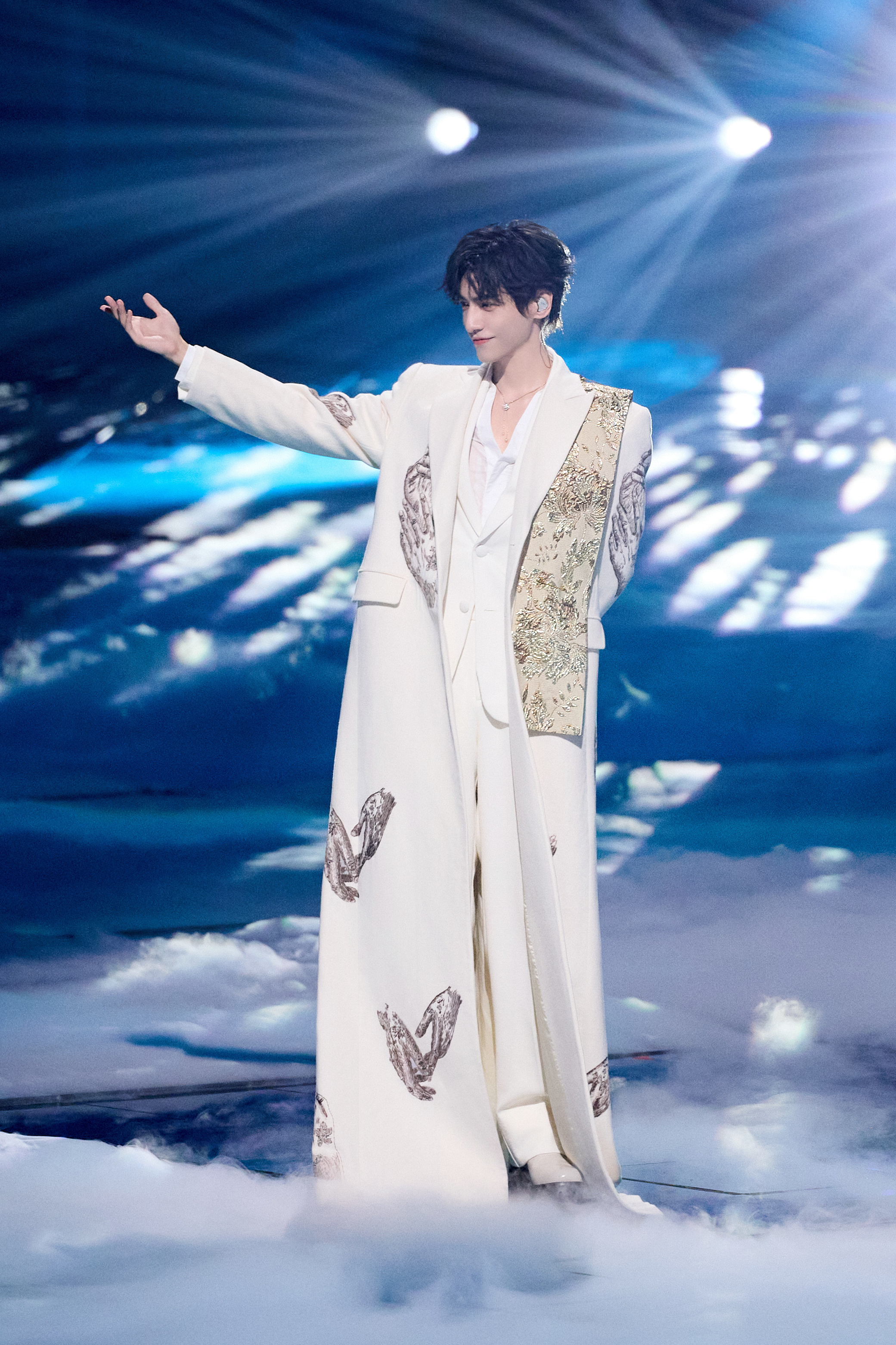 #罗云熙软骨组织损伤# 去的时候好好的，回来怎么就受伤了[悲伤] ​​​
