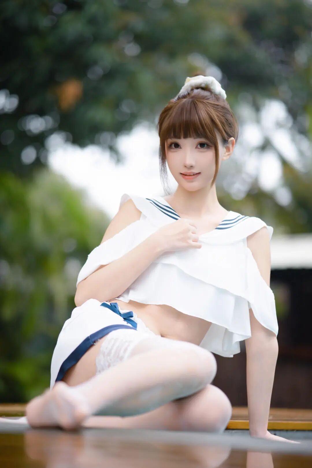 性感与可爱并存是什么体验? 女人味的魅力在哪里? 白色蕾丝美腿泳装写真
