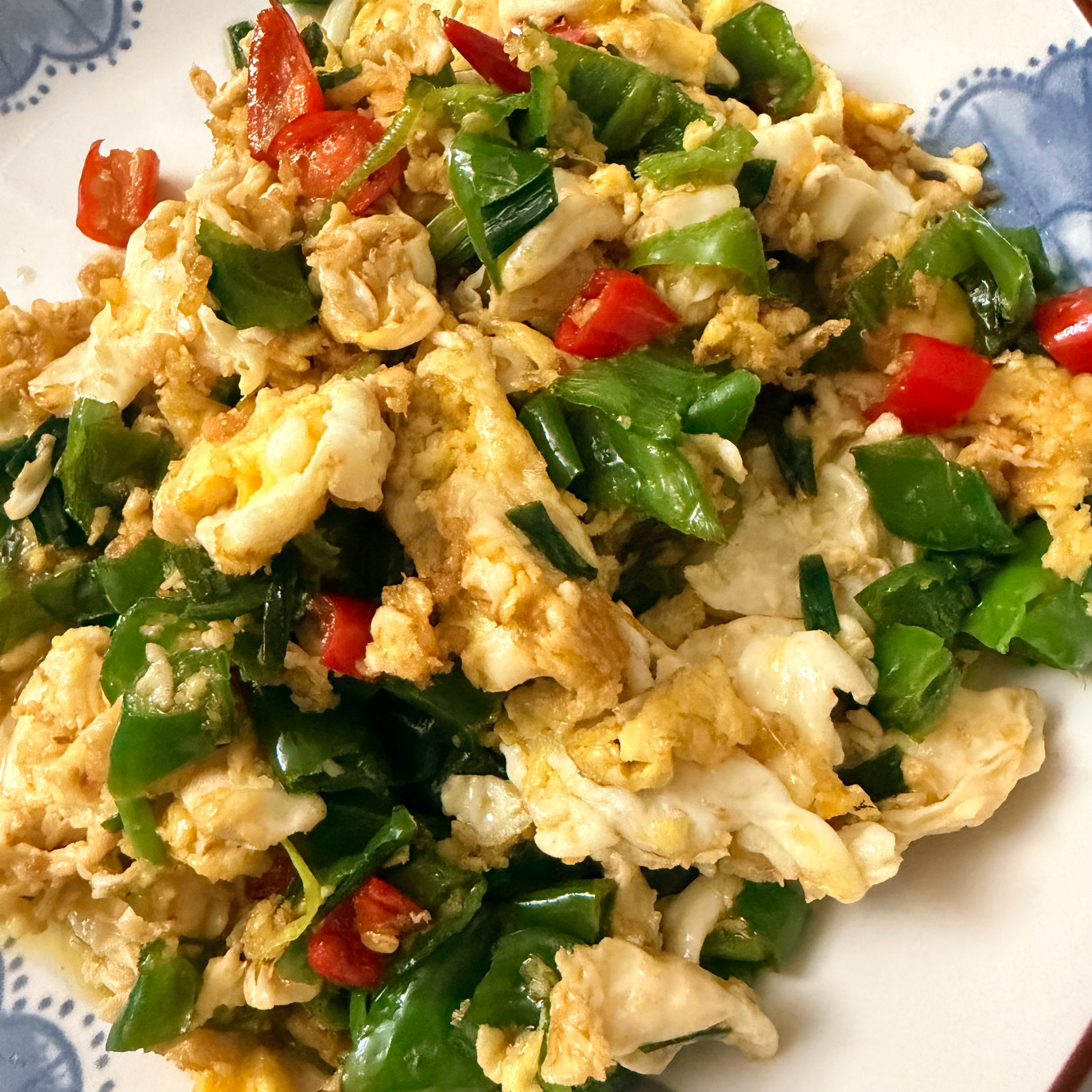因为不断刷到湘菜，所以忍不住爬起来用现有食材炒的辣椒炒蛋爆辣版。韩大厨做饭有瘾，