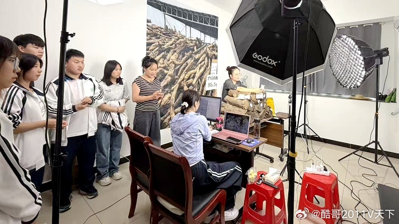 房县校园 房县职业技术学校：产教融合以练促学 直播实训赋能成长十堰爆料房县校园 