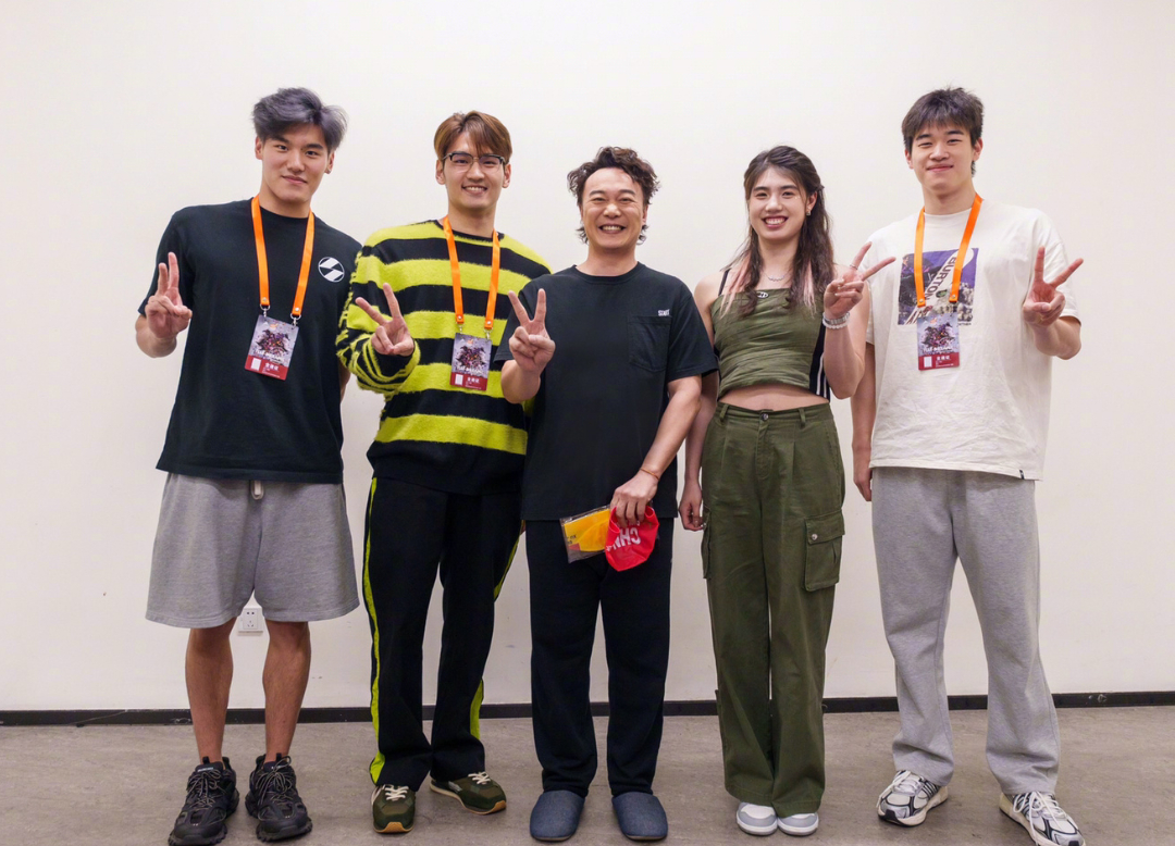 #潘展乐大声给陈奕迅纠错# 耿直的乐乐在台下大声喊道：游泳队！[允悲][允悲] 