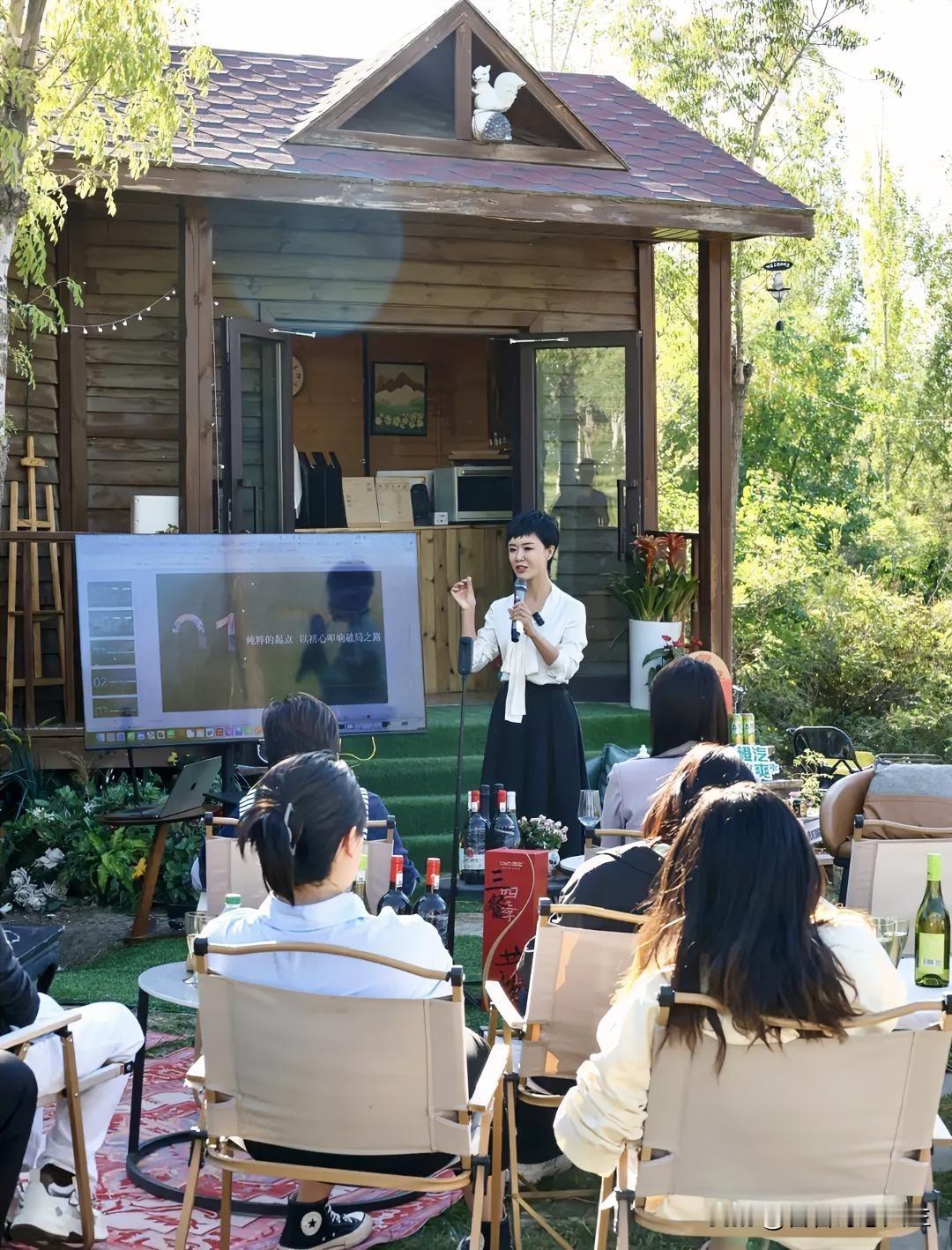 惊闻贺姐姐离世的消息，心里满是悲痛。贺姐姐平日里总是那么热情开朗，脸上永远挂着温