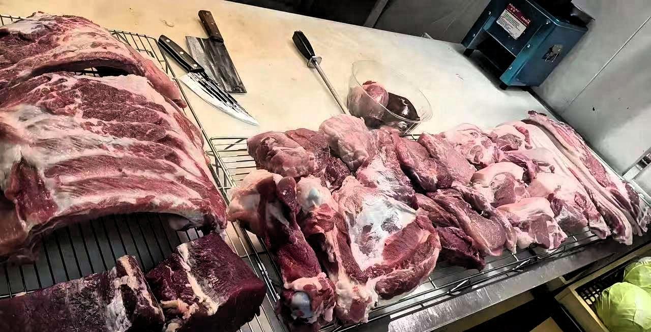 一个女的去菜市场买排骨，付了96块，说了一句“不用剁”。摊主立刻拉下脸，说要给她