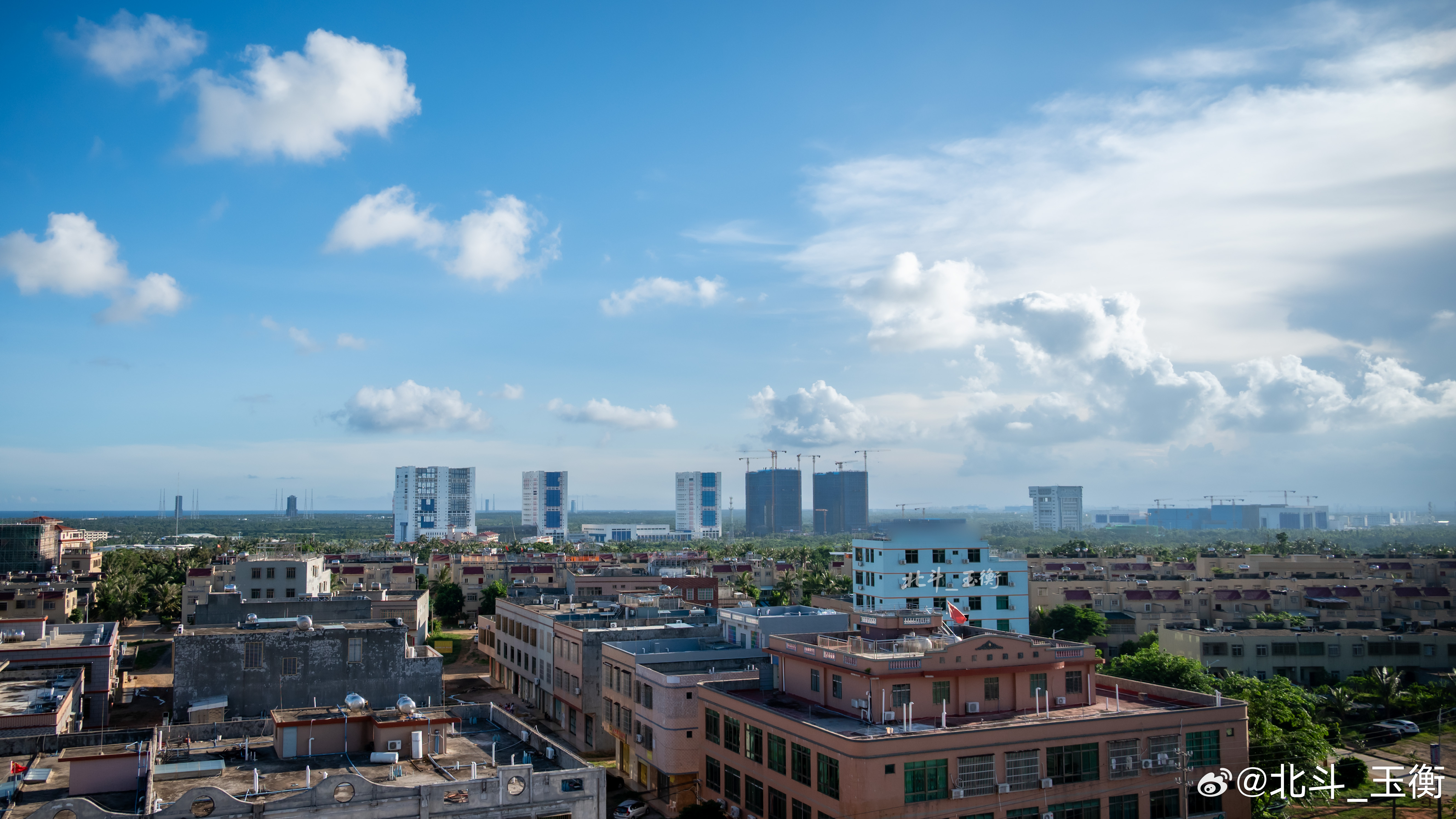 发点以前没发过的素材系列——龙楼天气好的时候还是很美的，天空的蓝色非常清澈，仿佛