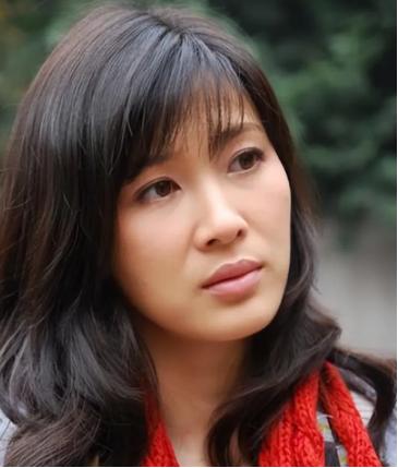 2011年，童蕾突然抛弃同居5年的周一围，转头嫁给了身家过亿的大老板，可没多久，