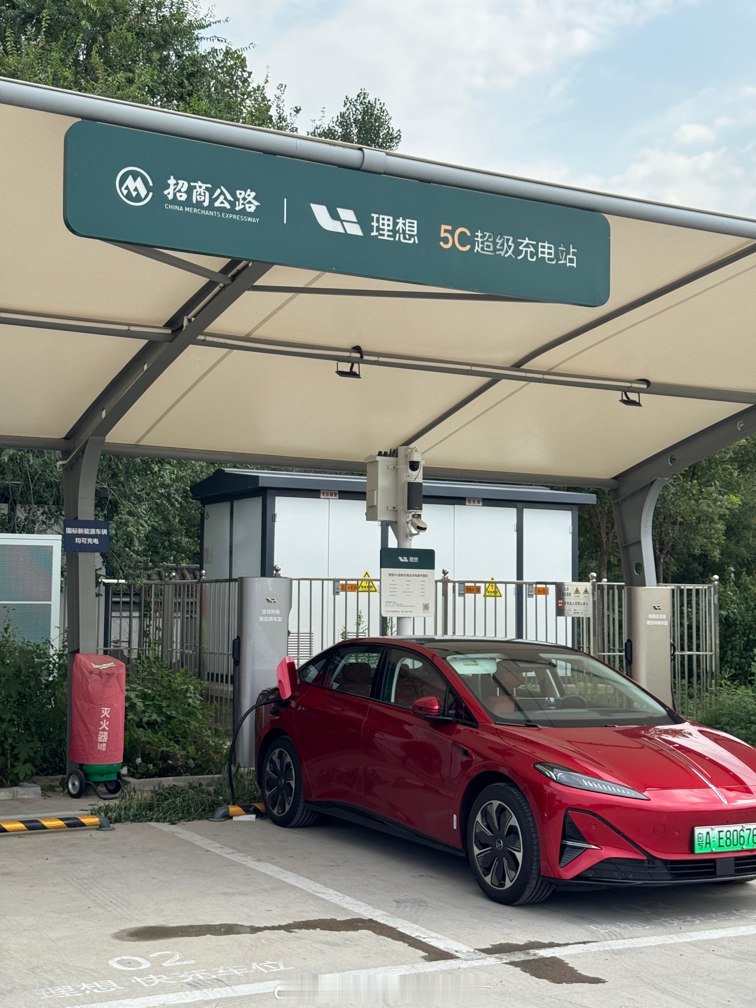 理想纯电车我还没试过持续过千公里去长途跑，但长途开电车，受益于理想充电桩，我特别