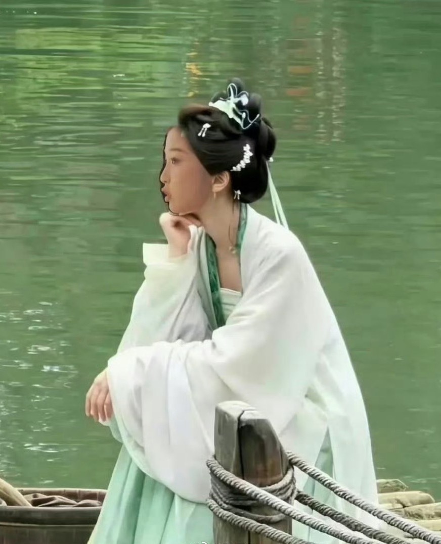 还好换角了，不敢想象这张脸演楚听雨…可能冥冥之中，楚听雨就是不想让🐟演自己吧…