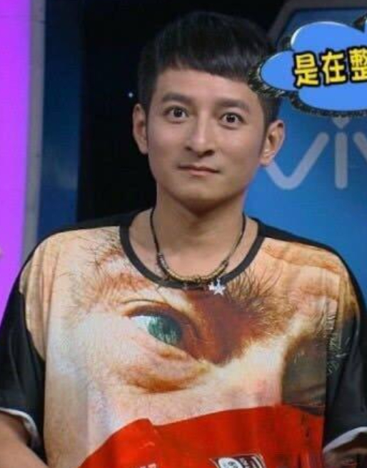 马丁买了维嘉穿过的衣服 笑死有网友发现热爱古着的马丁最近穿的衣服，疑似是多年前维